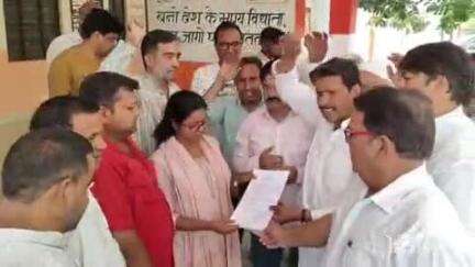 तहसील कार्यालय में गुस्साए कांग्रेसियों ने सोफिया कुरैशी पर की गई टिप्पणी के विरोध में प्रदर्शन कर ज्ञापन सौंपा