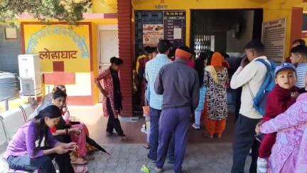 लोहाघाट।मौसम परिवर्तन के साथ लोहाघाट उप जिला चिकित्सालय में मरीजों की उमड़ी भीड़ जगह की हुइ कमी।