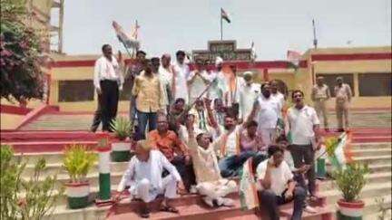 फिरोज़ाबाद: MP के मंत्री की ऑपरेशन सिंदूर की नायिका पर टिप्पड़ी के विरोध में फ़िरोज़ाबाद में कांग्रेस कार्यकर्ताओं ने किया प्रदर्शन
