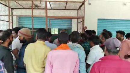 அஞ்செட்டி: நாட்றம்பாளையம் அருகே புதியதாக திறக்கப்பட்டு அரசு மதுபான கடைக்கு பெண்கள் எதிர்ப்பு தெரிவித்து சாலை மறியல்