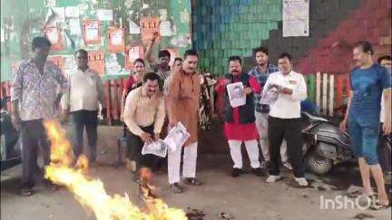 पीथमपुर: कर्नल सोफिया कुरैशी पर बयान के विरोध में कांग्रेस ने पीथमपुर में मंत्री विजय शाह का पुतला फूंका, बर्खास्तगी की मांग