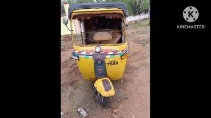 గుంతకల్లు: గుత్తి పట్టణంలోని కేంద్రీయ విద్యాలయం సమీపంలో అదుపు తప్పి ఆటో బోల్తా, నలుగురికి గాయాలు