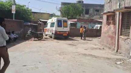 धौलपुर: मनियां कस्बे में रोडवेज बस की टक्कर से युवक की मौत, पुलिस ने शव को मोर्चरी में भेजा