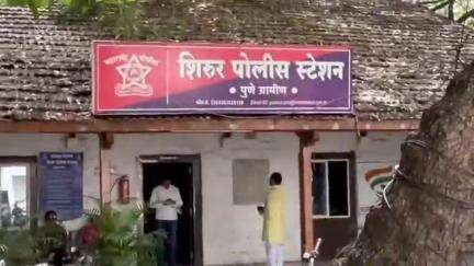 शिरूर: शिरूर शहरातील काचेआळी परिसरात सुरू असलेल्या बेकायदेशीर तीनपत्ती जुगार अड्ड्यावर पोलिसांचा छापा