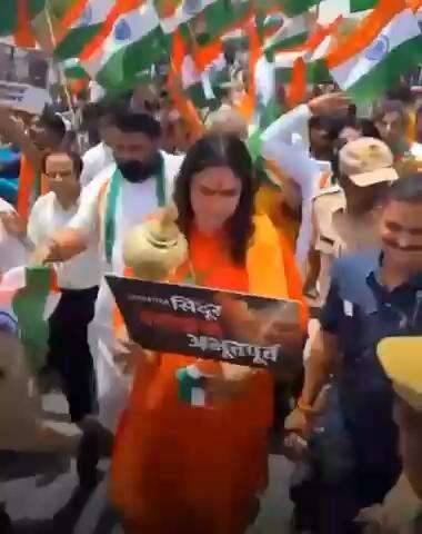 शर्म है कि बीजेपी वालों को आती नहीं! 

जयपुर : तिरंगा यात्रा में BJP विधायक बालमुकुंदाचार्य ने तिरंगे को ही नाक पोंछने का कपड़ा बना दिया !!

शर्मनाक!