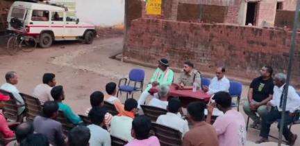 स्लीमनाबाद: स्लीमनाबाद थाना क्षेत्र में जनप्रतिनिधि और गणमान्य नागरिकों की ग्राम कौड़ियां में बैठक हुई