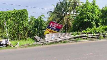 ചാവക്കാട്: ചാവക്കാട് പുതിയ പാലത്തിൽ ദിശാസൂചക ബോർഡ് ദേഹത്ത് വീണ് അപകടം, സ്കൂട്ടർ യാത്രികന് പരിക്ക്