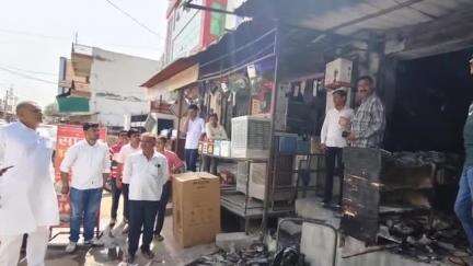 सांचोर: सांचौर में कास्मेटिक की दुकान में आग लगने की सूचना पर विधायक जीवाराम चौधरी ने किया मौका मुआयना