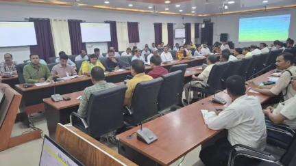 औरंगाबाद: समाहरणालय परिसर स्थित योजना भवन के सभागार में जिला पदाधिकारी ने मंडे फॉलो अप एवं जिला समन्वय समिति की बैठक की