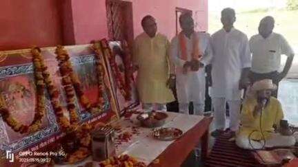 करेरा: राजमाता सिंधिया की प्रथम पुण्यतिथि पर बगीचा मंदिर में निराश्रितों के लिए भोजन व सुंदरकांड पाठ का आयोजन