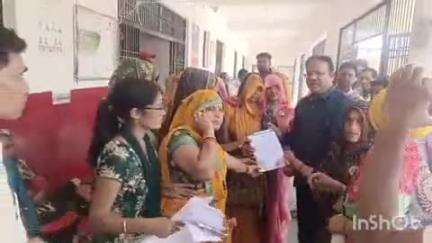 सादाबाद: सादाबाद क्षेत्र की महिलाओं ने पीएम आवास की मांग को लेकर भाकियू भानु के बैनर तले एसडीएम को सौंपा ज्ञापन
