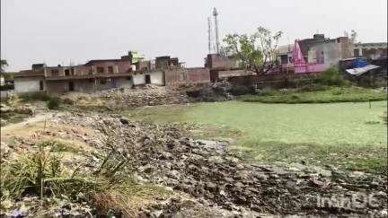 बलिया: एसडीएम ने चितबड़ागांव तेलिया पोखर की जमीन से अतिक्रमण हटाने का दिया निर्देश, सुंदरीकरण कार्य में आ रहा था रोड़ा