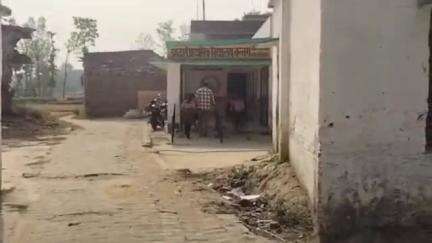 हाटा: बंचरा स्थित आदर्श विद्यालय में बच्चों को शिक्षा देने के बजाय कराया गया काम, वीडियो हुआ वायरल