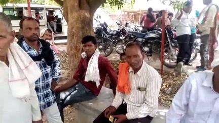 इटावा: बकेवर इलाके के मानपुरा में किशोरी ने फांसी लगाकर की आत्महत्या, पुलिस ने कराया पोस्टमार्टम