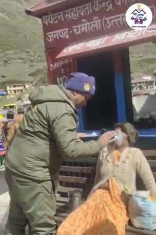 जोशीमठ: बदरीनाथ में साकेत तिराहे के पास महिला तीर्थयात्री का बिगड़ा स्वास्थ्य, सांस लेने में दिक्कत, पुलिस ने चिकित्सालय पहुंचाया
