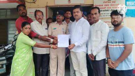 ಗೋಕಾಕ: ಮಧ್ಯಪ್ರದೇಶ ಸಚಿವ ಕುನ್ವರ್ ವಿಜಯ್ ಶಾ ವಿರುದ್ಧ ದೂರು ದಾಖಲಿಸುವಂತೆ ಪಟ್ಟಣದಲ್ಲಿ ಪೊಲೀಸರಿಗೆ ಕಾಂಗ್ರೆಸ್ ಮುಖಂಡ ಮಹಾಂತೇಶ ಕಡಾಡಿ ಮನವಿ