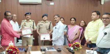 सकलडीहा: ASP सदर और ASP ऑपरेशन की अध्यक्षता में पुलिस लाइन स्थित सभागार कक्ष में व्यापारी बंधुओं की बैठक संपन्न हुई