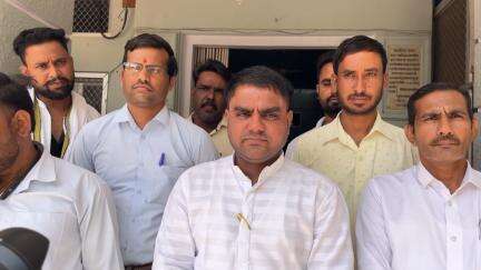 खण्डेला शहर में बिगड़ी सफाई व्यवस्था को सुधारने के लिए जनसेवक किशोर दुल्हेपुरा के नेतृत्व में पार्षदों और शहरवासियों ने ज्ञापन सौंपा।