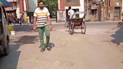 बरेली: बरेली सिविल लाइन क्षेत्र स्थित इंदिरा मार्केट में बनी सड़क की हालत काफी खराब, दुकानदार परेशान #Jansamasya