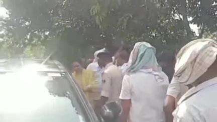 गायघाट: बलहा गांव में पंचायत भवन निर्माण को लेकर ग्रामीणों में असमंजस, अंचलाधिकारी ने किया स्थल का निरीक्षण
