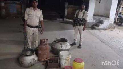 हसपुरा: हसपुरा पुलिस ने चांदी पईन के पास 55 लीटर देसी शराब की ज़ब्त, शराब भट्ठी की ध्वस्त