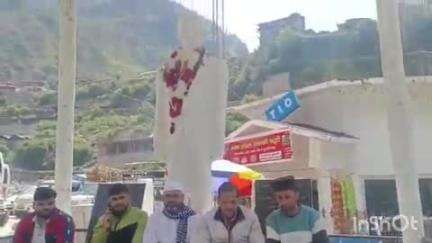 राजगढ़ी: कांग्रेस ने यमुनोत्री धाम में व्यवस्थाओं को दुरुस्त करने की मांग को लेकर जानकीचट्टी में मौन सत्याग्रह आंदोलन किया