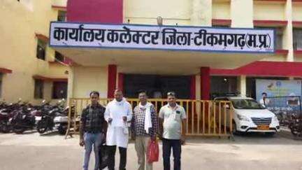 टीकमगढ़: कलेक्ट्रेट में अतिथि शिक्षकों की बैठक हुई, जिला शिक्षा अधिकारी को ज्ञापन सौंपा
