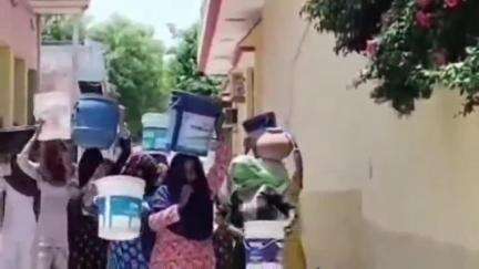 नूह: गांव बैंसी में बिजली पानी की कमी से तंग महिलाओं ने सरपंच के घर के सामने मठका फोड़ कर अपना गुस्सा जाहिर किया।#jansamasya