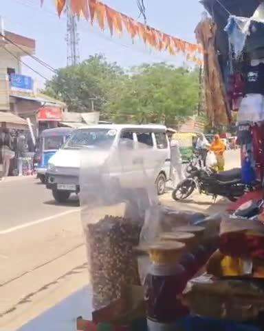 बिल्हौर: बिल्हौर के डीपीएस स्कूल की स्कूली वैन में बच्चों को धक्का लगाते वीडियो सोशल मीडिया पर हुआ वायरल