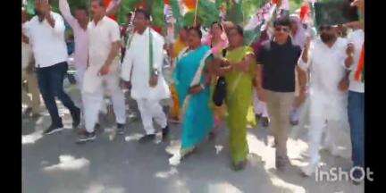 पडरौना: सोफिया कुरैशी पर BJP मंत्री की अभद्र टिप्पणी के खिलाफ कुशीनगर में कांग्रेस ने कलेक्ट्रेट पर किया प्रदर्शन