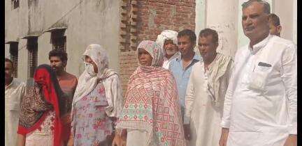 बागपत: बागपत के सिलाना के ग्रामीण तालाब की समस्या को लेकर पहुंचे डीएम कार्यालय