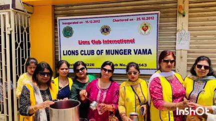 मुंगेर: लायंस क्लब ऑफ मुंगेर वामा ने उमस भरी गर्मी में शरबत का वितरण किया, 'जल ही जीवन है' का संदेश दिया
