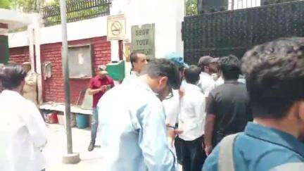 कोल: एएमयू में ईवीएस की ऑफलाइन परीक्षा का छात्रों ने किया विरोध, रजिस्ट्रार कार्यालय का घेराव कर हंगामा किया