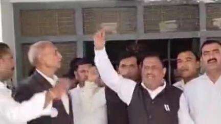 करनैलगंज: कर्नलगंज के अधिवक्ताओं ने एसडीएम पर लगाए गंभीर आरोप, एसडीएम के खिलाफ जमकर की नारेबाजी
