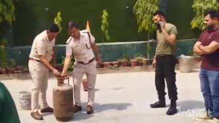 सोनीपत: मुरथल जीटी रोड पर ढाबे पर दमकल विभाग ने आग से बचाव की दी जानकारी