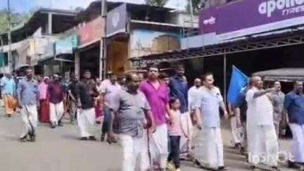 റാന്നി: വഴിയോര കച്ചവടക്കാരെ  മാർക്കറ്റിലേക്ക് മാറ്റണമെന്ന് ആവശ്യപ്പെട്ട്  V S K C നേതൃത്വത്തിൽ  ചിറ്റാറിൽ സമരം #localissue