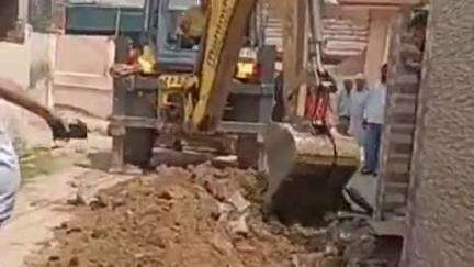 अम्बाला: रामपुर सरसेहड़ी में नाली पर अतिक्रमण का आरोप, जेसीबी लेकर मौके पर पहुंची नगर परिषद की टीम