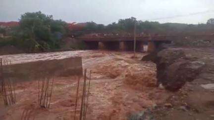 ಸಂಡೂರು: ಧಾರಾಕಾರ ಮಳೆಗೆ ಯಶವಂತನಗರ ರೈಲ್ವೇ ಅಂಡರ್ ಪಾಸ್ ಬಳಿ ಬಾರೀ ನೀರು, ವಾಹನ ಸವಾರರು ಪರದಾಟ