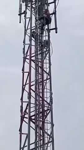 నిజామాబాద్ రూరల్: మల్లారం గ్రామంలో ఇందిరమ్మ ఇల్లు రాలేదని సెల్ టవర్ ఎక్కి వ్యక్తి నిరసన