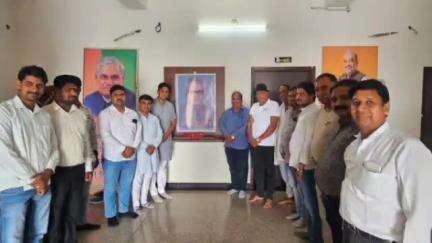 चित्तौड़गढ़: पुण्यतिथि पर पूर्व उप राष्ट्रपति शेखावत को किया याद, भाजपा कार्यकर्ताओं ने जिला BJP कार्यालय पर दी श्रद्धांजलि