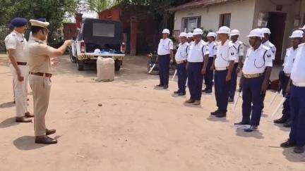 मोतिहारी: पुलिस अधीक्षक ने यातायात संबंधित परिधान एवं ट्रैफिक बैटन लाइट स्टिक का किया निरीक्षण