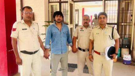 रेवाड़ी: बावल थाना पुलिस ने गाड़ी मालिक और सवारियों को बंधक बनाकर जबरन पैसे वसूलने के मामले में एक और आरोपी को गिरफ्तार किया
