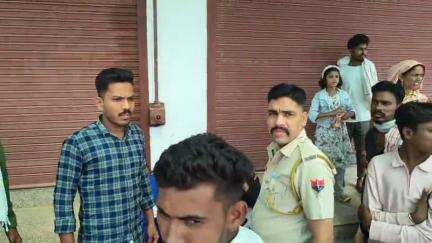 सीमलवाड़ा: सीमलवाड़ा में पत्नी के साथ बाइक पर बारात से लौट रहे युवक पर धारदार हथियार से हमला, बदमाश एक बाइक छोड़कर फरार हुए