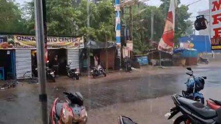 মেদিনীপুর: মেদিনীপুর শহরে বজ্রবিদ্যুৎ সহ কালবৈশাখীর দাপট, শহরের একাধিক জায়গায় ছিঁড়ে পড়ল বড় বড় ব্যানার