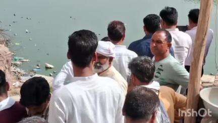 डीग: सामई खेडा क्षेत्र में जल भराव निकासी के कार्य का निरीक्षण करने पहुंचे विधायक डॉक्टर शैलेश