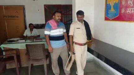 गायघाट: बेरुआ ढलान के पास NH-27 पर पुलिस ने एक कार से 818 पीस विदेशी शराब की टेट्रा पैक बरामद की, चालक गिरफ्तार