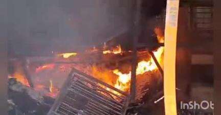 लातूर: लातुरात रिंग रोडवर  दुकानांना मध्यरात्री २ वाजता भीषण आग; अग्निशमनच्या तीन बंबाद्वारे आग आटोक्यात आणण्याचा प्रयत्न