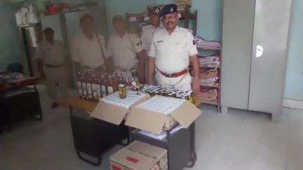 बैरिया: डुमरिया गांव से 405 पीस विदेशी शराब के साथ दो बाइक जब्त, पुलिस ने की कार्रवाई