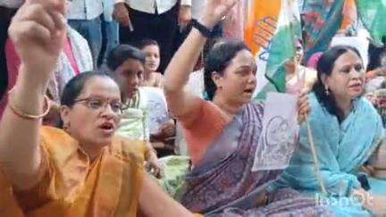 बैतूल नगर: महिला कांग्रेस ने कोतवाली थाने में मंत्री विजय शाह के खिलाफ एक और एफआईआर की मांग को लेकर धरना दिया