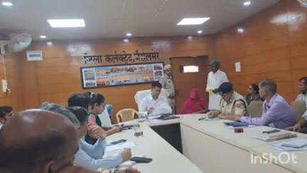 जैसलमेर: कलेक्टर कार्यालय के सभागार में जिला कलेक्टर ने जन अभाव अभियोग एवं सतर्कता समिति की बैठक में नव प्रकरणों पर चर्चा की